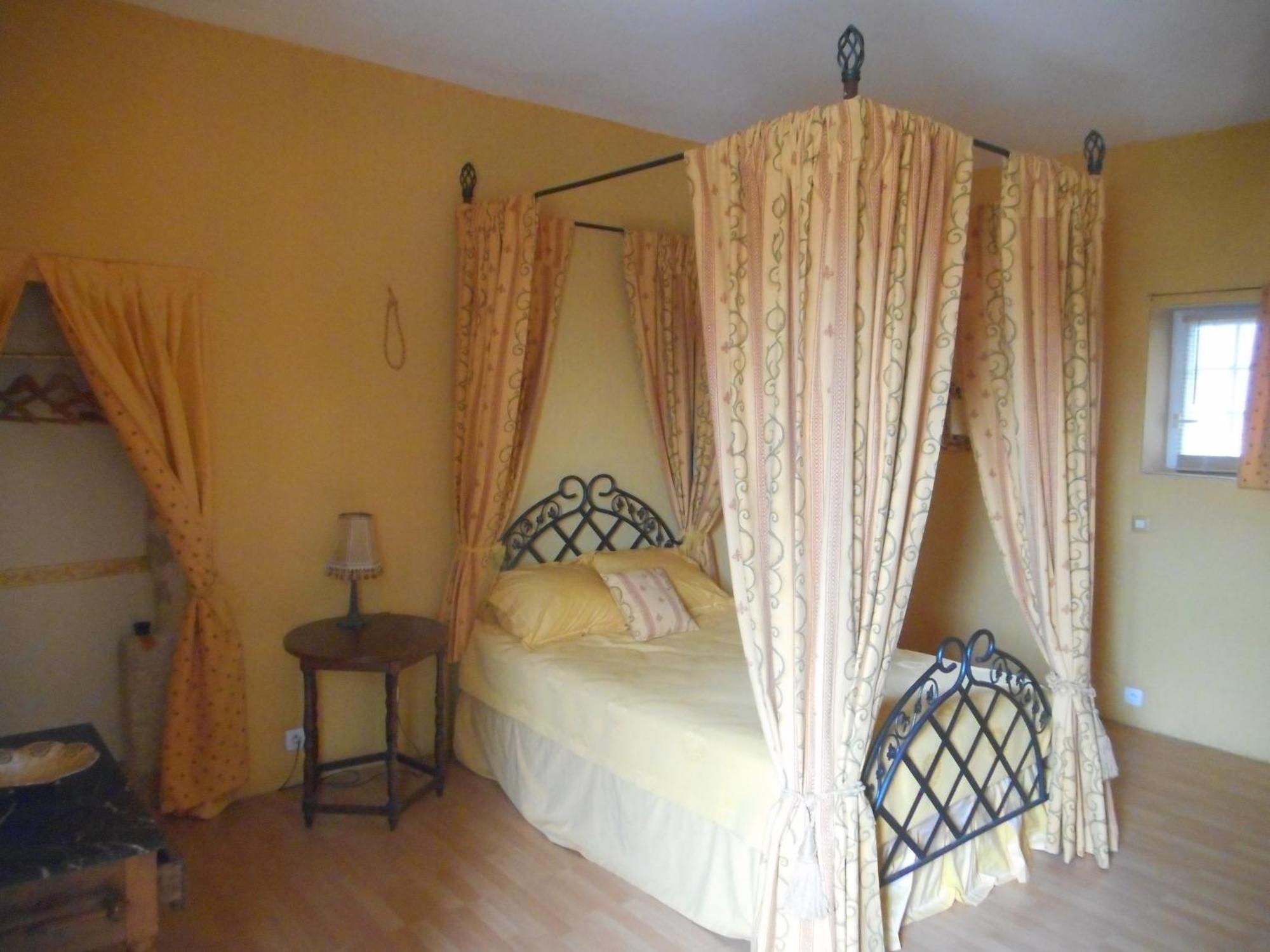 Logis De La Meschaussee, Dans Donjon Du Xie Siecle Canet  ภายนอก รูปภาพ